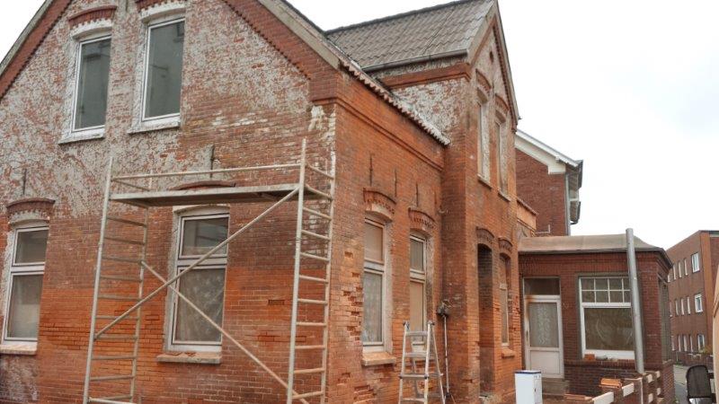 Fassade auf Borkum während der Sanierungs- und Strahlarbeiten